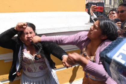 A puño limpio: Violencia entre arcistas y evistas marcan la llegada de la marcha de la COB a la plaza Murillo