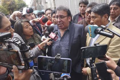 Dirigente del transporte de La Paz se suma a la denuncia de que la gasolina daña la pintura de los motorizados 