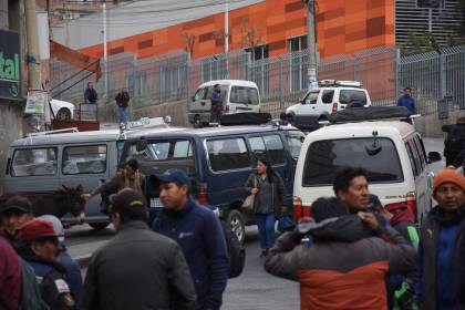 En medio del bloqueo, ANH convoca a los choferes de La Paz a un diálogo para tratar el abastecimiento de gasolina 