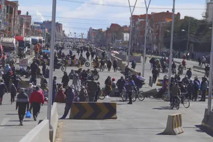 Bolivia comienza un nuevo mes cercada por los bloqueos