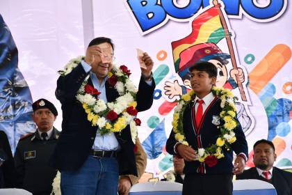 Arce inaugura la entrega del bono Juancito Pinto y pide que se mantenga el beneficio