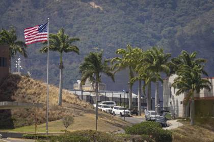 La Embajada de EE.UU. en Venezuela iza la bandera de su país por primera vez en siete años
