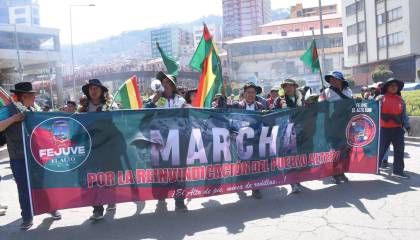 Juntas vecinales de El Alto y Copa marchan en La Paz para exigir que el Gobierno cumpla sus promesas de obras