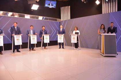 Cochabamba: Sánchez dice que promoverá la libertad económica y Molina promete luchar contra la corrupción