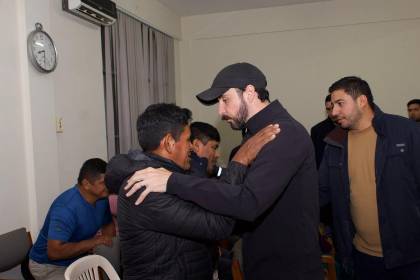 El gobernador Velasco y sectores de Yapacaní firman acuerdo para levantar el bloqueo en Ichilo