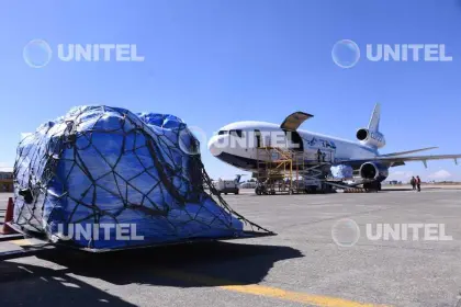 Activan puente aéreo y llevan 174 mil kilos de pollo a La Paz y El Alto 