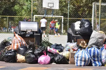 Basura se acumula en las calles de Cochabamba ante bloqueo en el botadero de K’ara K’ara 