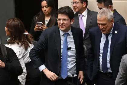 ¿Quién era Miguel Uribe y por qué su asesinato revive el ‘fantasma’ de la violencia política?
