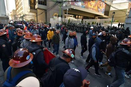 La COB protesta en el centro de La Paz, cerca de la plaza Murillo, cuando se cumplen tres semanas de movilizaciones 