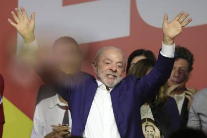 Lula reconoce que el resultado en primera vuelta es “inesperado” y critica a Bolsonaro
