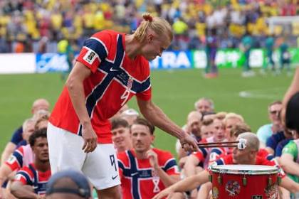 Video: Haaland anima la boda de Donnarumma con el ‘remo vikingo’