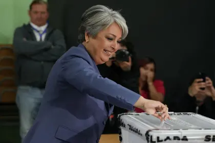 Jara vota convencida de que puede torcer el pronóstico y pide mantener la coalición