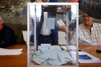 Francia vota masivamente en cruciales legislativas con la extrema derecha como favorita