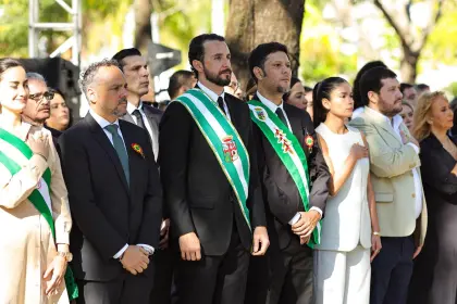 Santa Cruz: Iza de banderas se realiza sin la presencia del alcalde Manuel Saavedra “por una agenda previa coordinada”