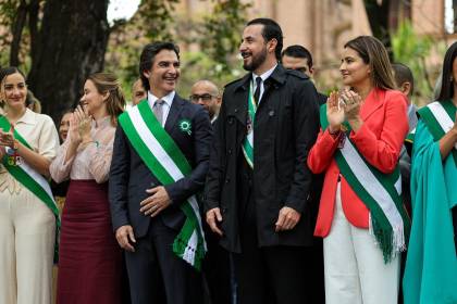 Iza de banderas: Saavedra destaca a Santa Cruz como tierra de oportunidades y Velasco dice que en septiembre se resolverá falta de combustible