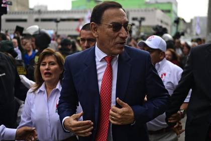 Condenan a 14 años de prisión a expresidente peruano Vizcarra por corrupción