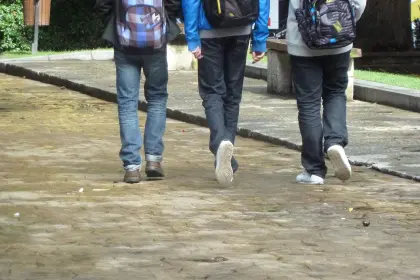 Un profesor sorprende a tres estudiantes portando un arma de fuego dentro del aula 