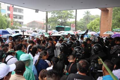 Médicos advierten con radicalizar protestas y la Gobernación cruceña dice que los problemas son por falta de recursos