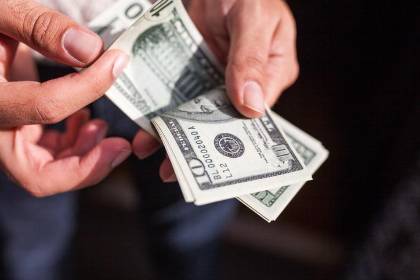 Comerciantes dicen que sube el precio de los celulares por el dólar: “La gente se asusta con los precios y se va”