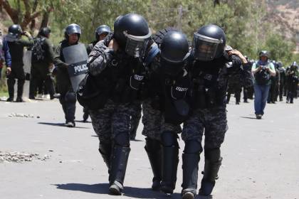 Gobierno reporta 21 policías heridos en desbloqueo en Cochabamba y advierte con sanciones por agresiones