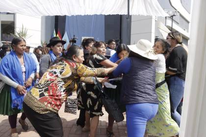 Video: Peleas en sesión de honor en Cochabamba; un grupo de mujeres protestó por el reconcomiendo otorgado a Evo