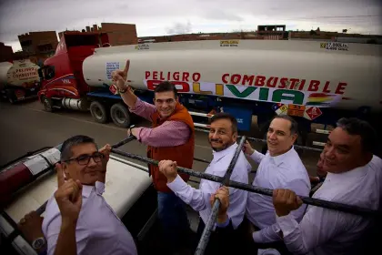 “Nos hemos comprometido”: Paz lidera convoy de cisternas que llegan a la ciudad de El Alto