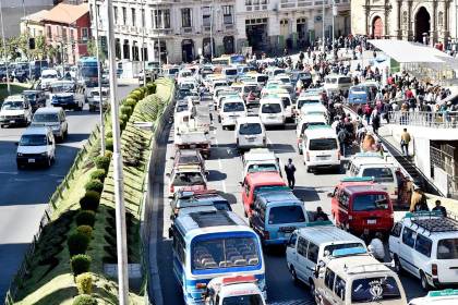 Gobierno y choferes de La Paz acuerdan “crédito productivo” de hasta Bs 200.000 con tasa del 12%, según dirigente 