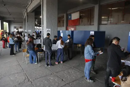 Cierran las mesas de votación del balotaje presidencial en Chile
