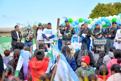 Andrónico pide el voto en la Feria Barrio Lindo y se reúne con gremiales en Santa Cruz