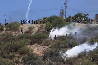 Puente Parotani: Desde los cerros, bloqueadores lanzan explosivos y piedras a la Policía 