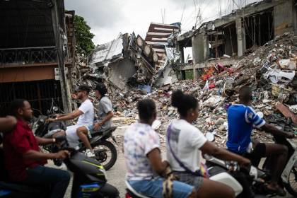 Colombia busca desaparecidos y pide a EEUU suspender aranceles tras devastador terremoto