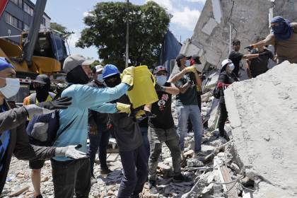 Puño en alto y silencio, la esperanza de que haya sobrevivientes bajo escombros en Pereira