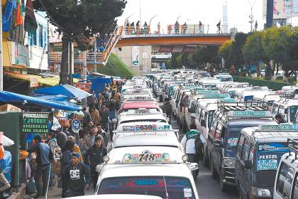 Choferes de El Alto deciden ir a un paro indefinido desde el miércoles por la falta de combustible, señala instructivo