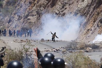 Bloqueadores hacen retroceder a la Policía del puente Parotani con ayuda explosivos y piedras