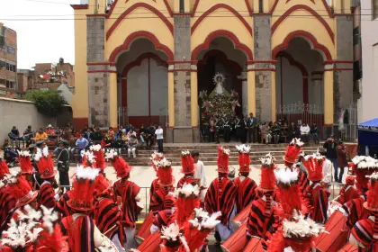 Autoridades peruanas evalúan prohibir bandas y vestuarios bolivianos en la Candelaria 2026