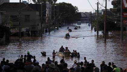 Sube a 100 a cifra de muertes por inundaciones en Brasil y rescates son interrumpidos por nuevas lluvias