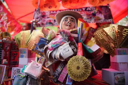 Tres avenidas del centro y las plazas de La Paz se cierran al mediodía de este sábado para recibir la Alasita 