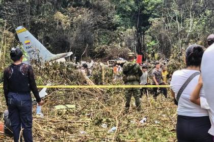 Al menos un muerto y 77 supervivientes en el accidente de un avión militar en Colombia