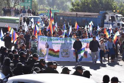 Máxima tensión en La Paz ante la marcha de los evistas, que pretenden llegar este viernes al TSE