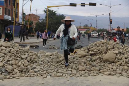 “Estamos sufriendo en la carretera”, transportistas afectados por bloqueos instalan olla común