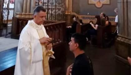 El incómodo momento en que un sacerdote se niega a darle la hostia en la boca a un creyente 