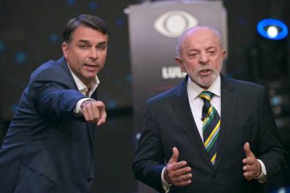 Lula y Flávio Bolsonaro se insultan en el primer debate electoral en Brasil