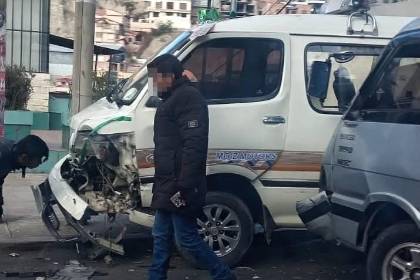 “Tienen lesiones en el rostro”: Bus escolar choca con un minibús y deja tres niños heridos en el sur de La Paz