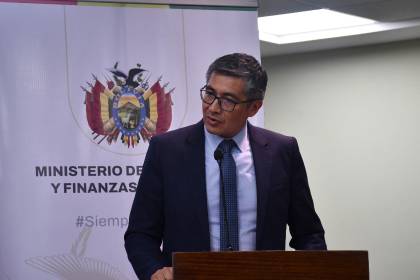 “No hay cálculos políticos, hay una gestión económica”, señala ministro de Economía