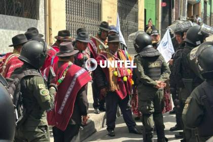 Marcha de Ponchos Rojos se repliega; la Policía dispuso que ninguno de los bandos enfrentados ingrese sede sindical