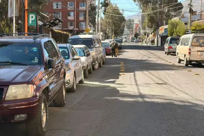 Pese a que no se registraron bloqueos en la planta de Senkata, crecen las filas en los surtidores de La Paz y El Alto