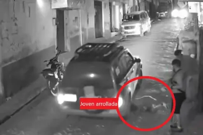 Imágenes sensibles: Una joven cae bajo un vehículo en movimiento y es atropellada; el chofer huyó, reportan en Coroico