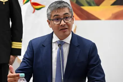 Espinoza reconoce que en minuta de compra de auto figura Bs 50.000, pero él ratifica que pagó Bs 350.000 y culpa a tramitadora