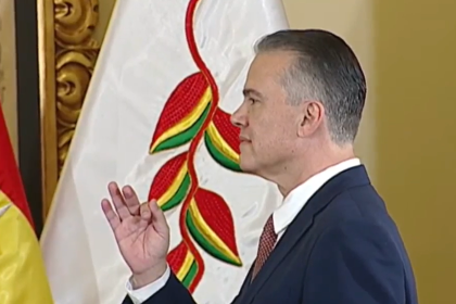 Paz posesiona a Ernesto Justiniano como ministro de Defensa en medio de las movilizaciones 