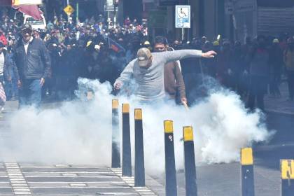 Fabriles y afiliados a la COB se enfrentan con la Policía cerca de la plaza Murillo; hay un herido en medio de gasificación